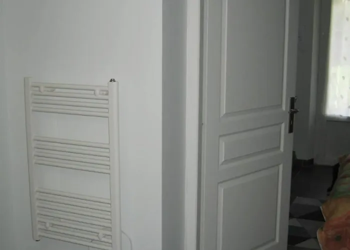 לינה וארוחת בוקר Helen's